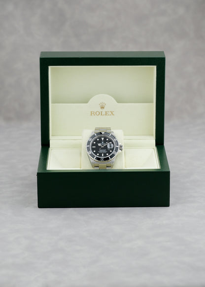 Rolex Submariner Date 40 Black 40mm 16610